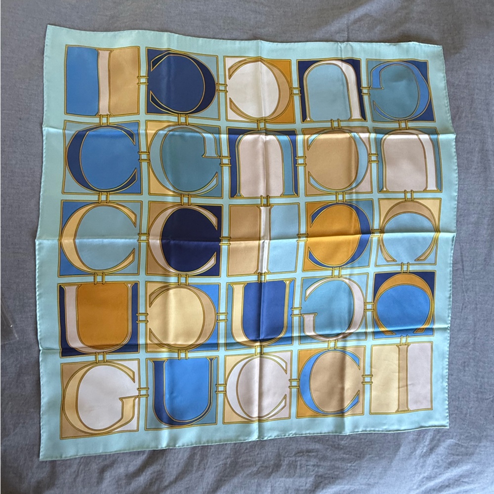 GUCCI POP PRINT SILK CARRÉ, Elegant scarf